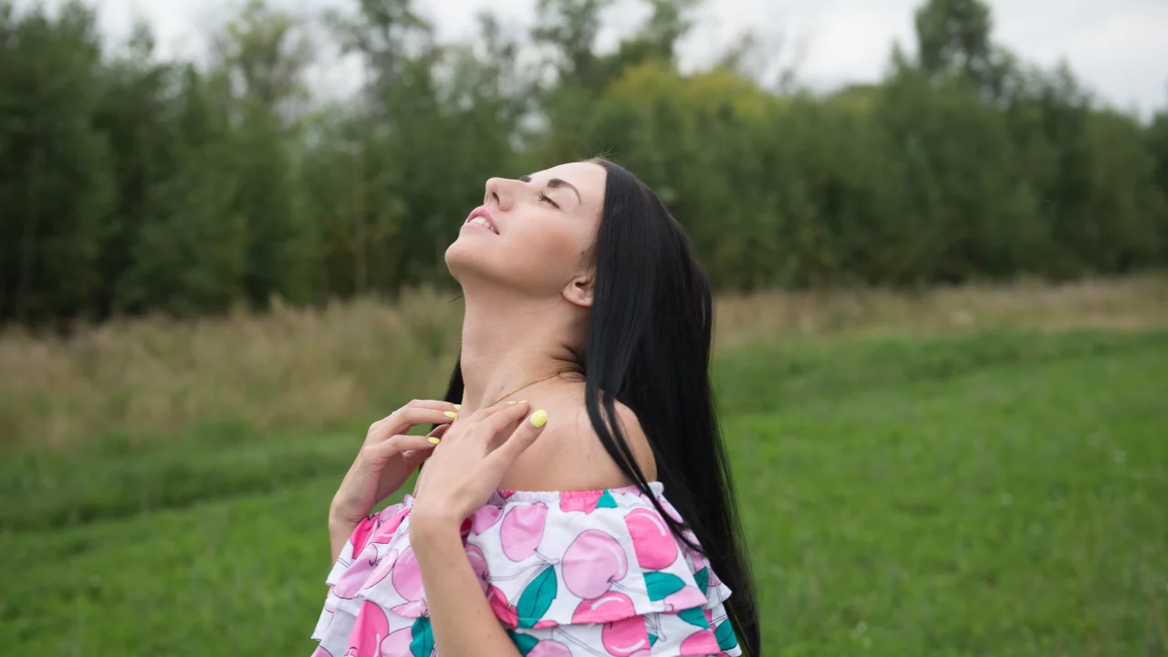 девушки, поле