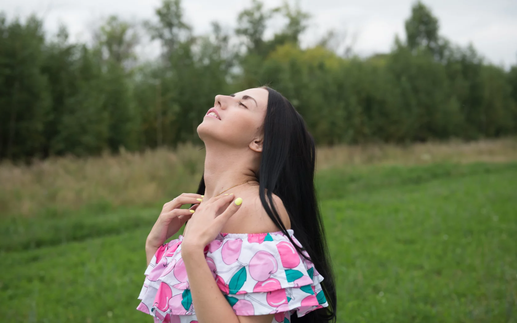 девушки, поле