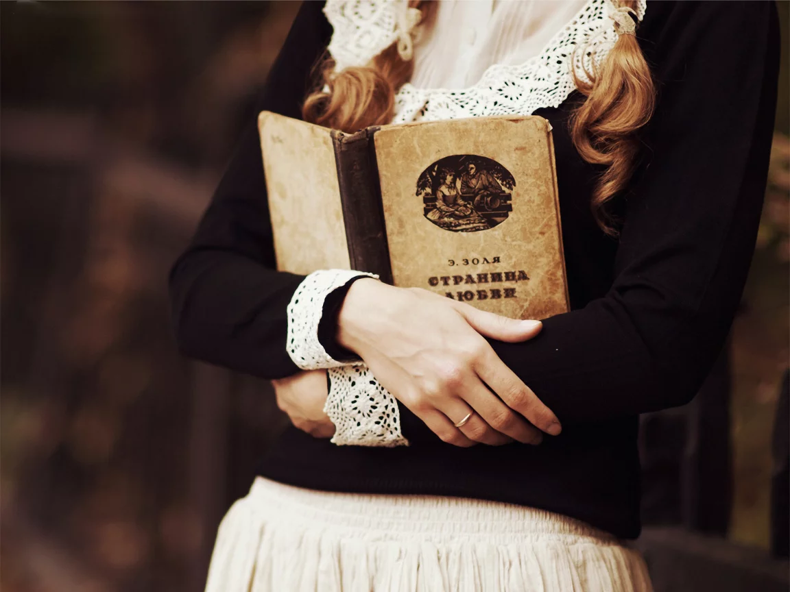 девушка, книга