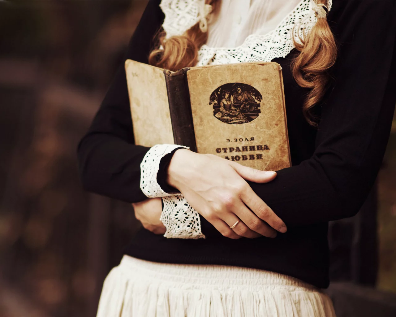 девушка, книга