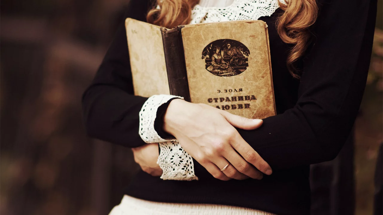 девушка, книга