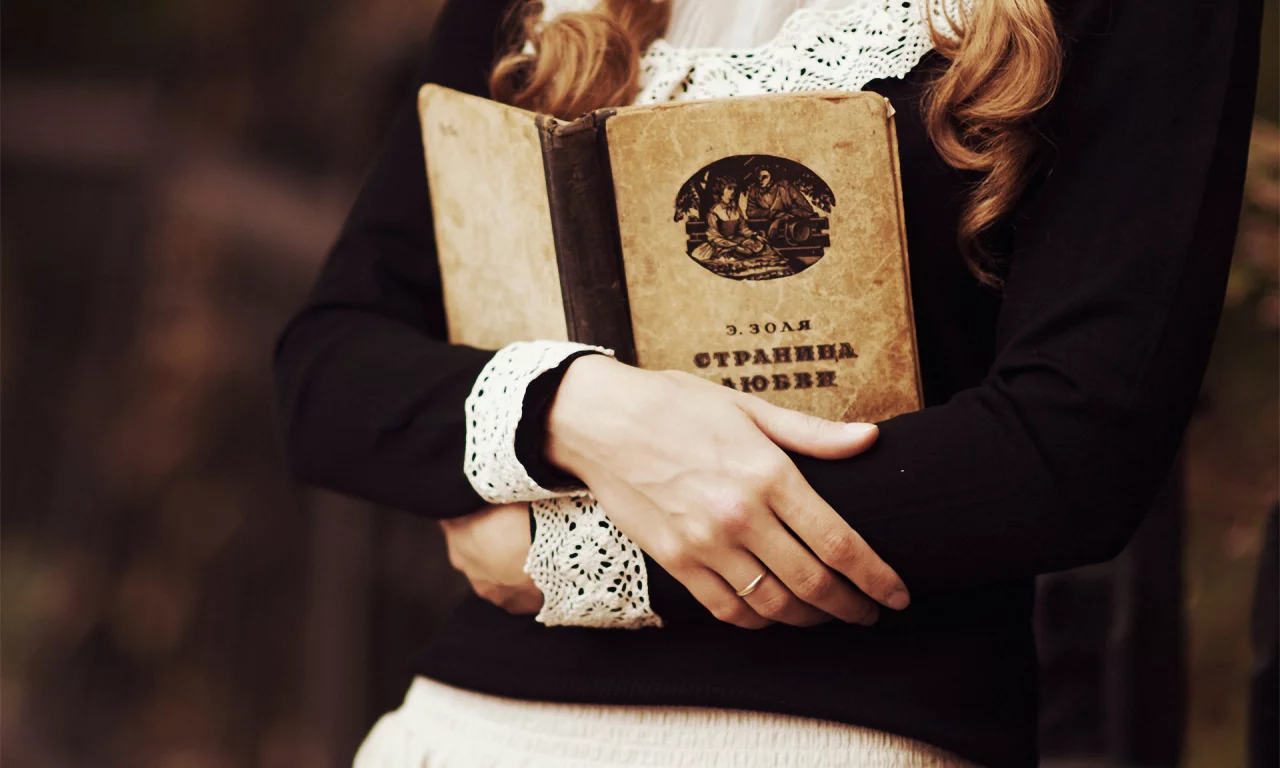 девушка, книга