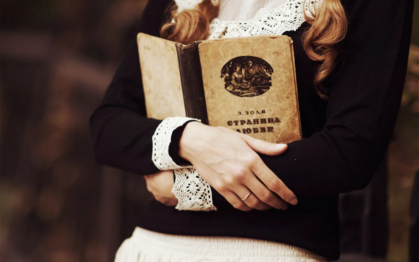 девушка, книга
