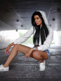 девушка, брюнетка, сексуальная, шорты, кеды, худи