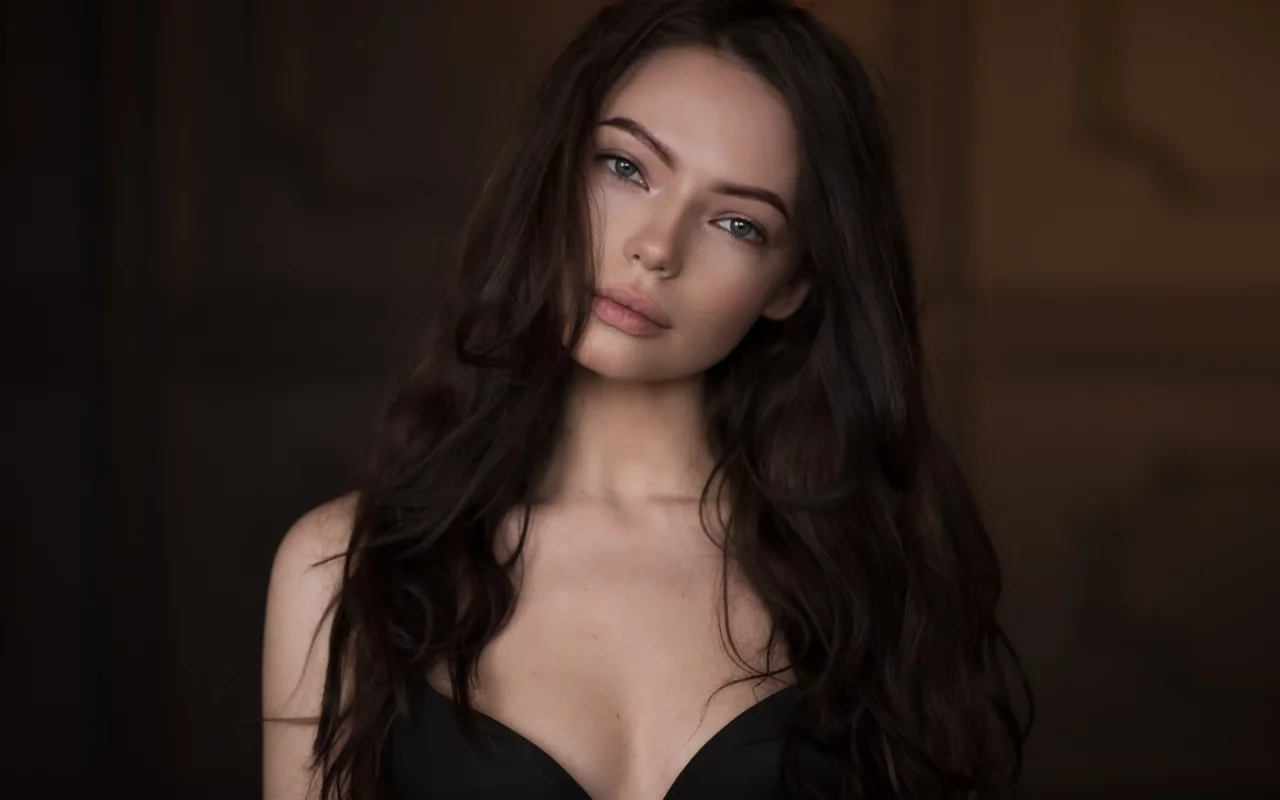 брюнетка, взгляд, красивая