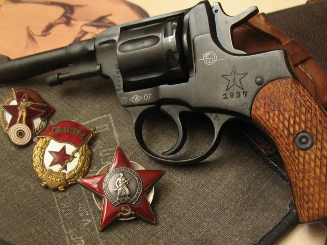 револьвер, наган, орден