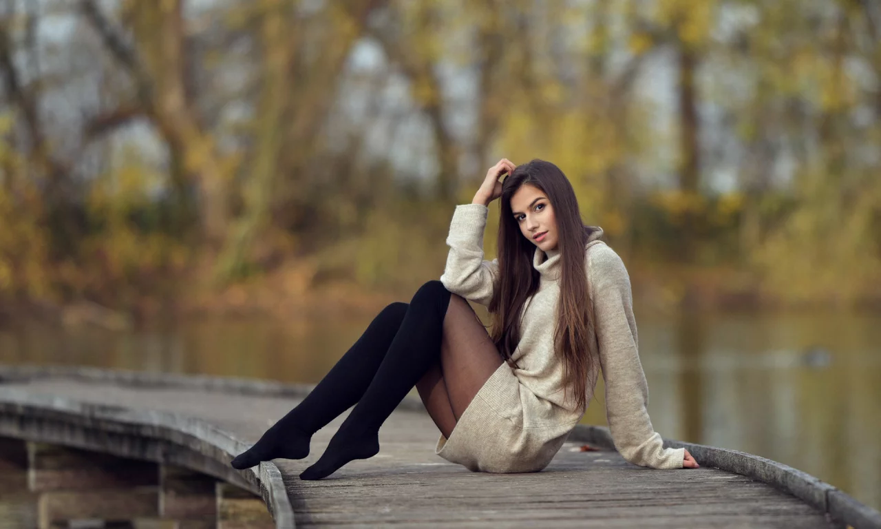 девушка, брюнетка, чулки