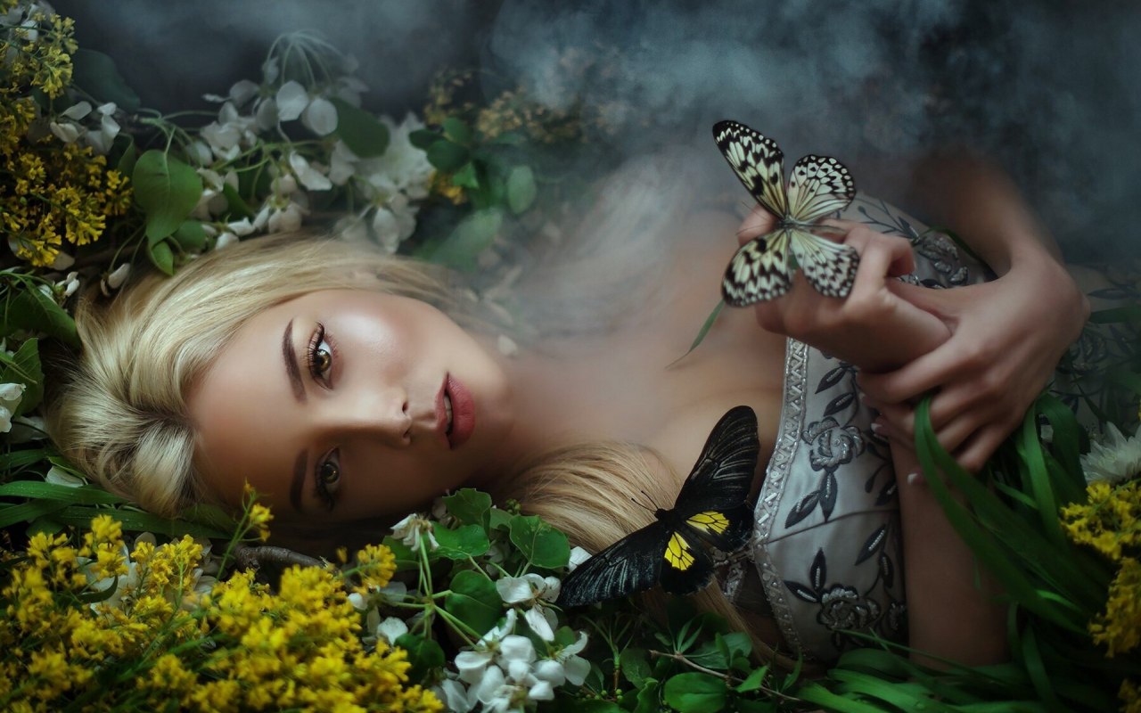 Девушка с бабочками на голове