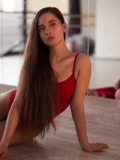 брюнетка, красивая, взгляд