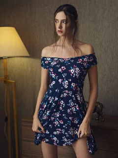 девушка, брюнетка, взгляд, платье, лампа