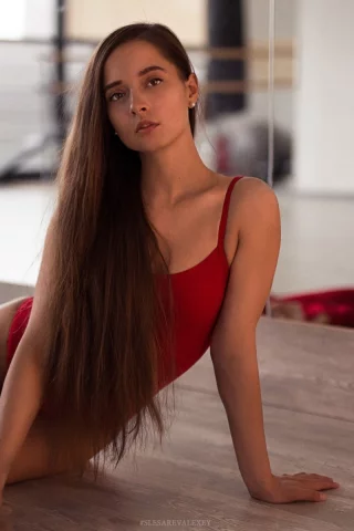 брюнетка, красивая, взгляд