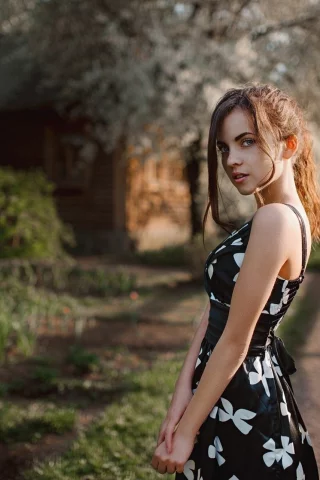 девушка, платье, деревня, дом