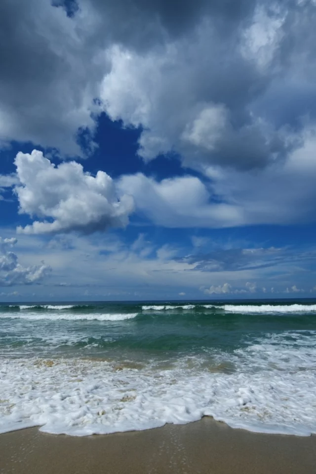 море, берег, облака