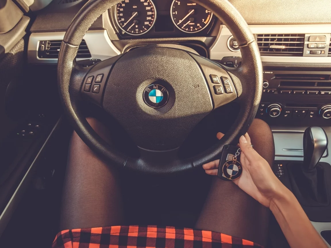 авто, бмв, салон, руль, руки девушки