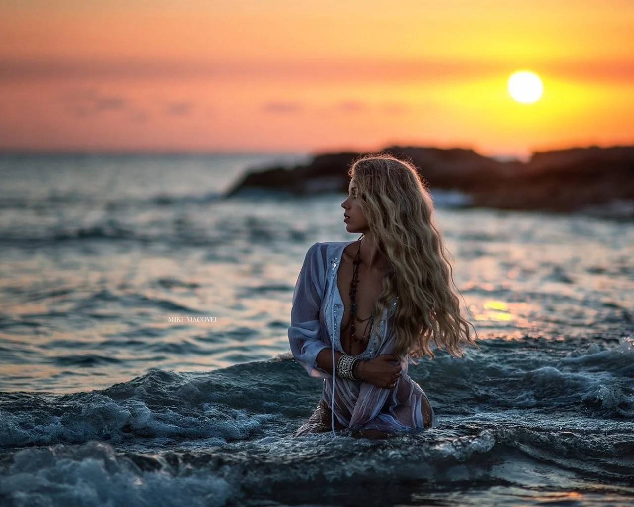 девушка, блондинка, длинные волосы, бусы, море, пляж, miki macovei