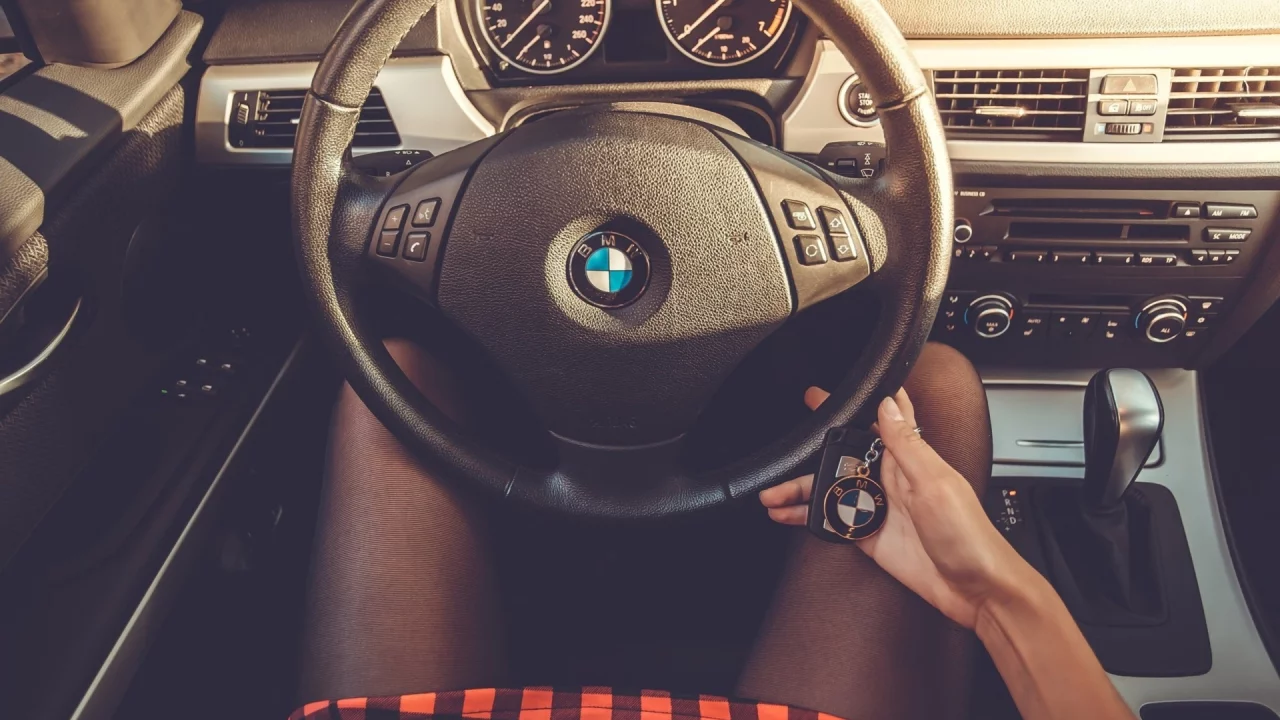авто, бмв, салон, руль, руки девушки