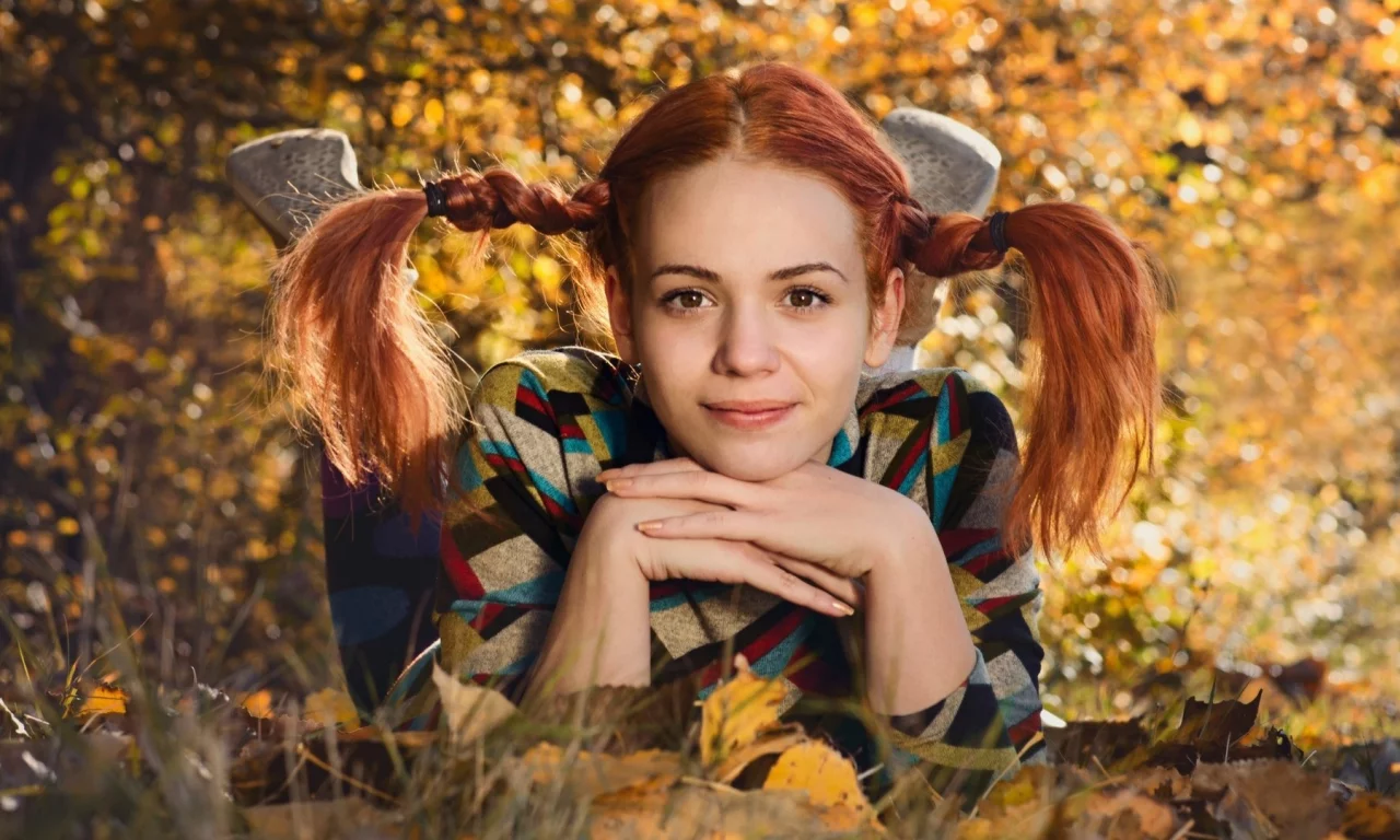 девушка, улыбка, взгляд, косички, осень