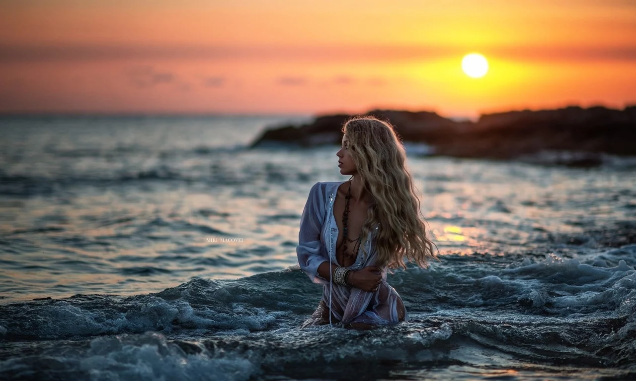 девушка, блондинка, длинные волосы, бусы, море, пляж, miki macovei