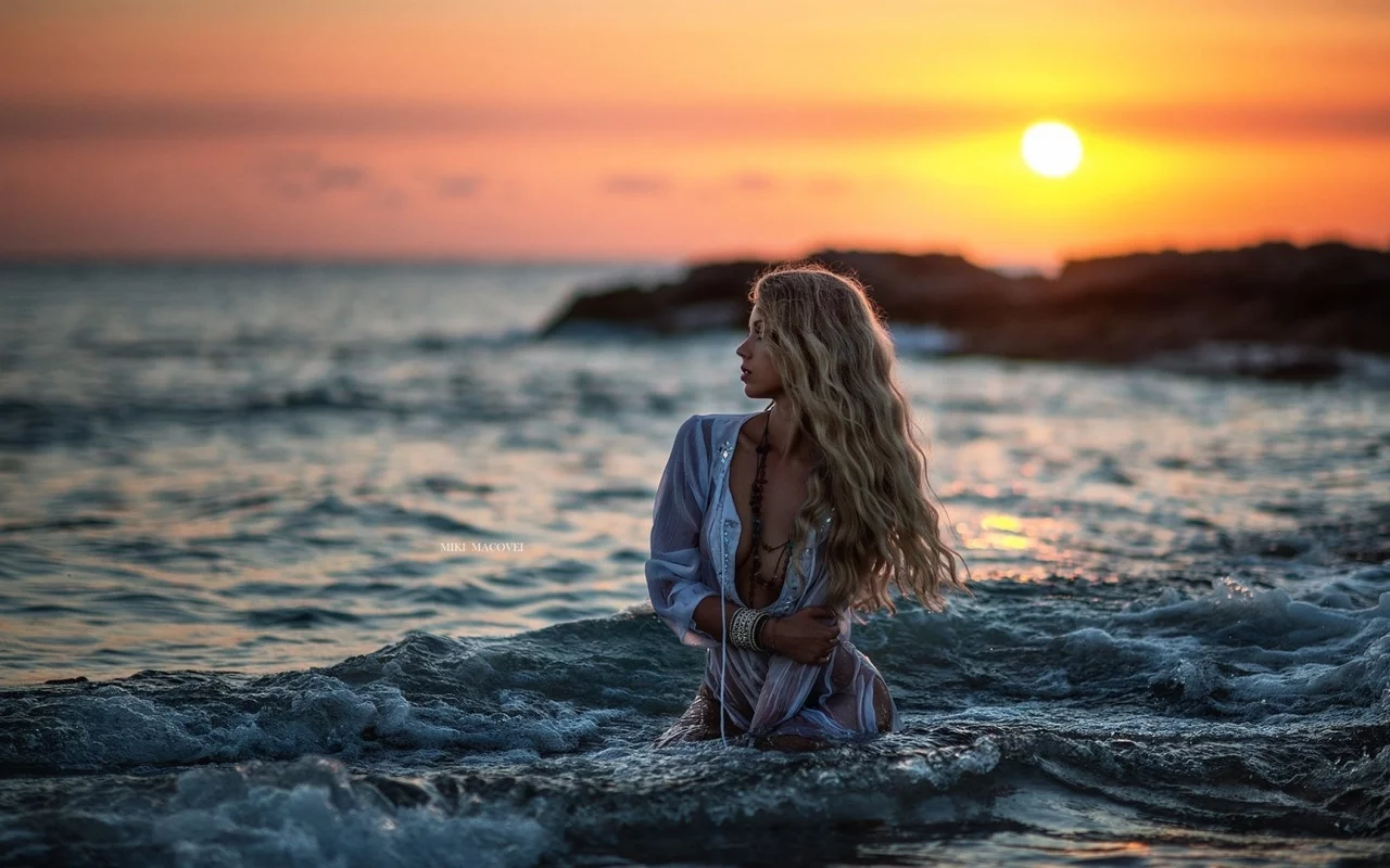 девушка, блондинка, длинные волосы, бусы, море, пляж, miki macovei