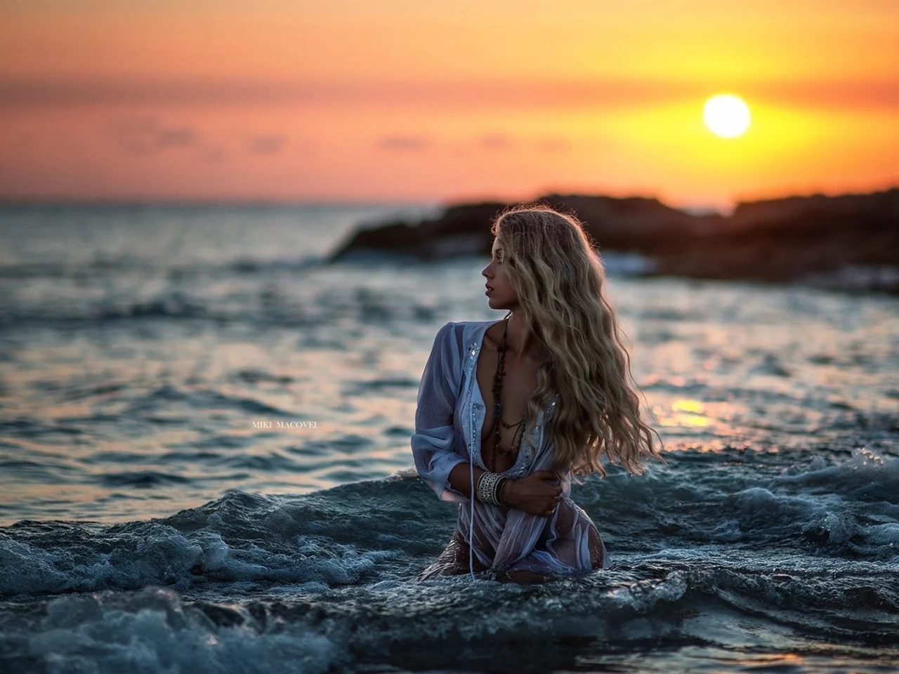 девушка, блондинка, длинные волосы, бусы, море, пляж, miki macovei