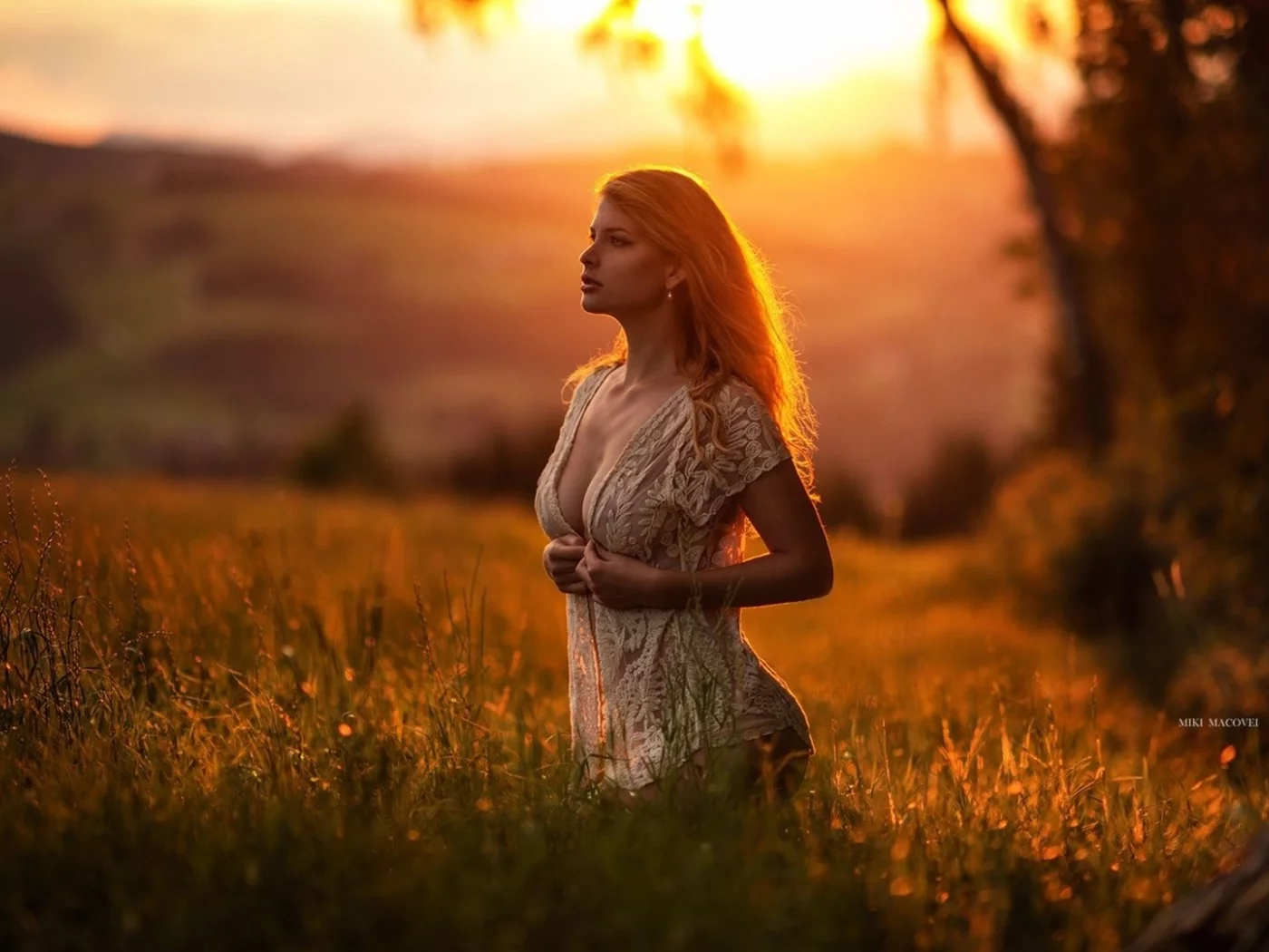 девушка, блондинка, длинные волосы, поле, трава, закат, miki macovei