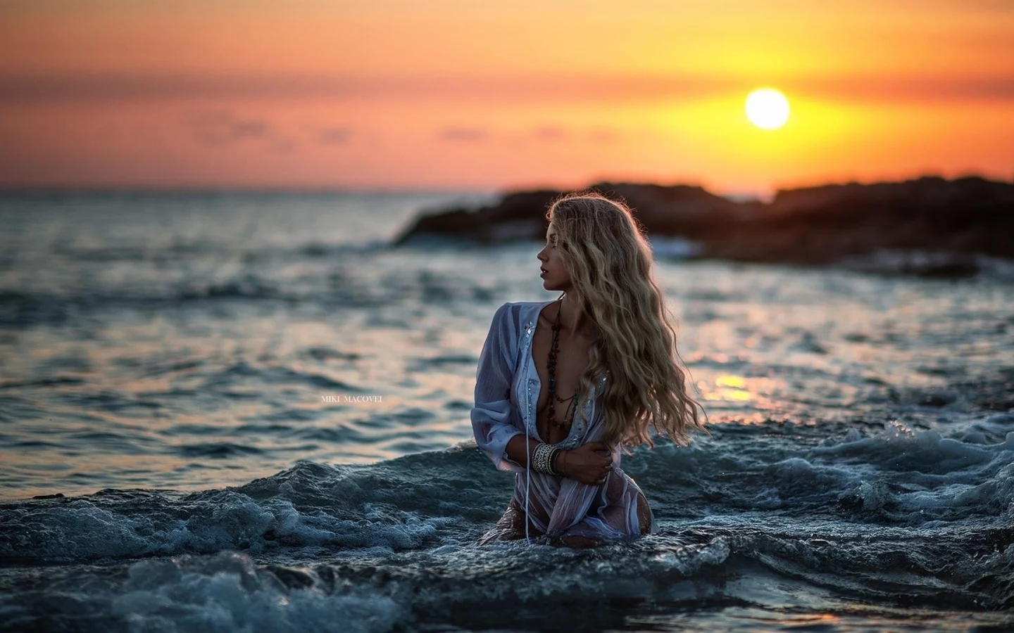 девушка, блондинка, длинные волосы, бусы, море, пляж, miki macovei