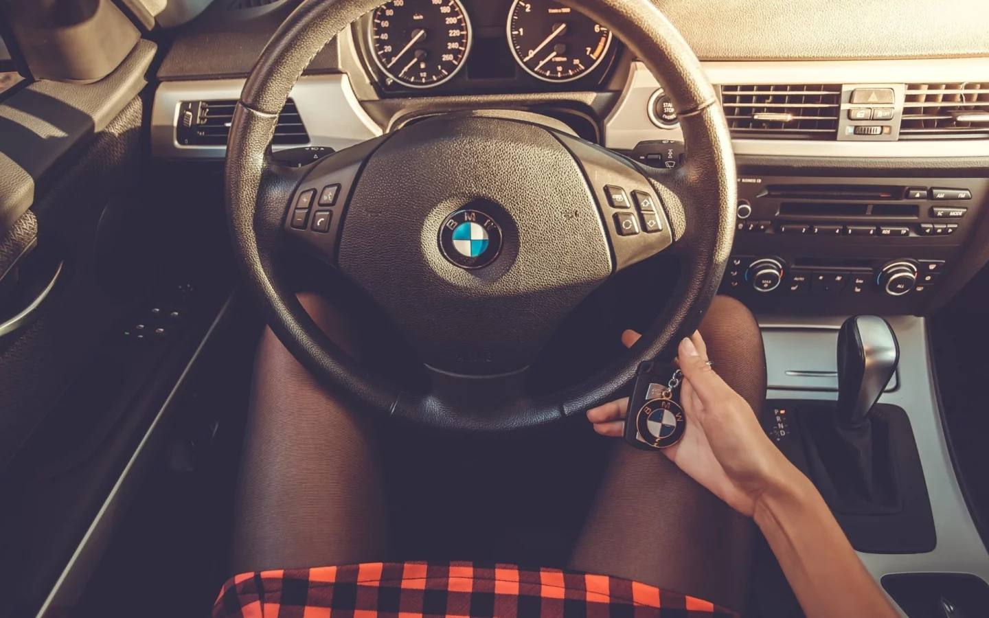 авто, бмв, салон, руль, руки девушки