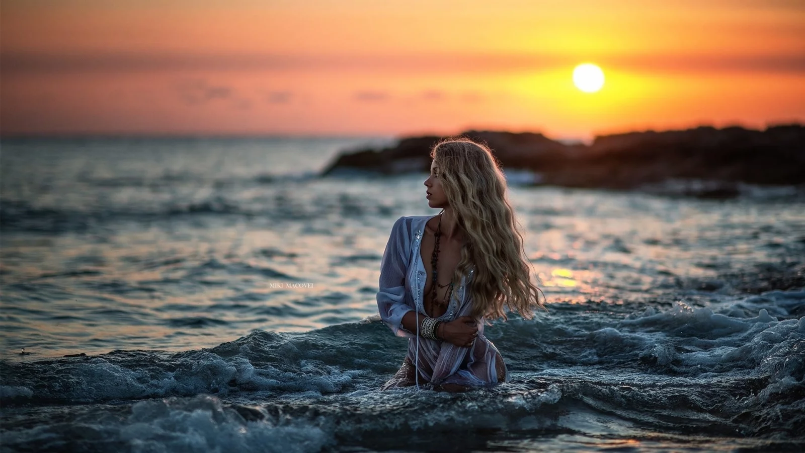 девушка, блондинка, длинные волосы, бусы, море, пляж, miki macovei