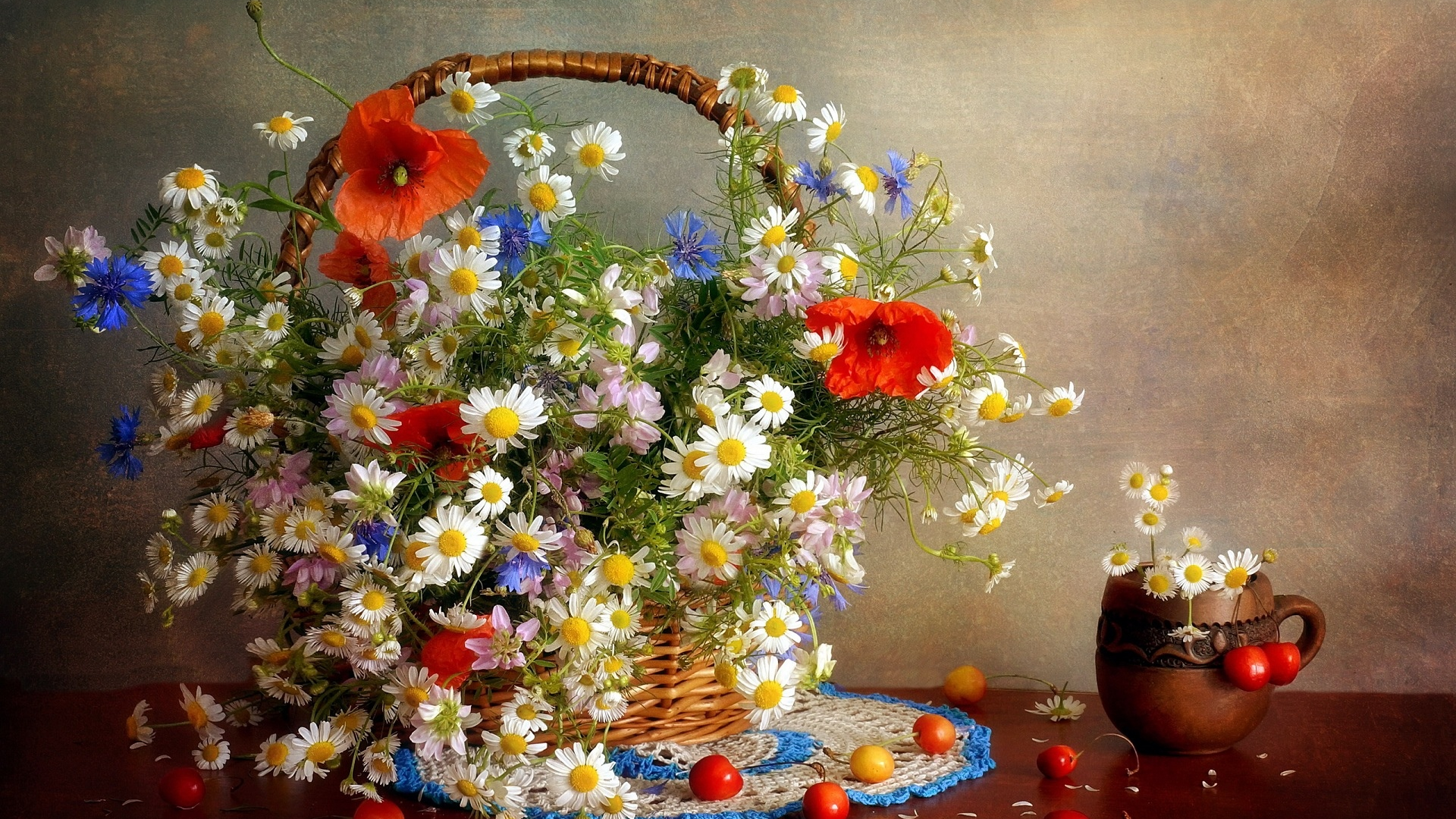 Букет полевых цветов на столе