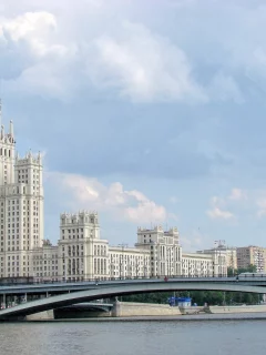 высотка, на набережной