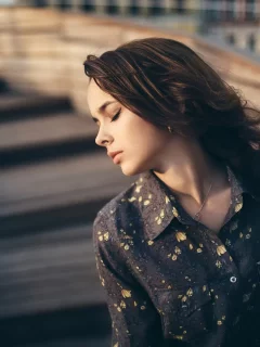 девушка, шатенка, закрытые глаза, рубашка, лестница, валерия сметанина