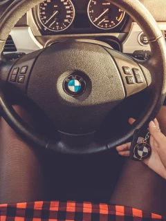 авто, бмв, салон, руль, руки девушки