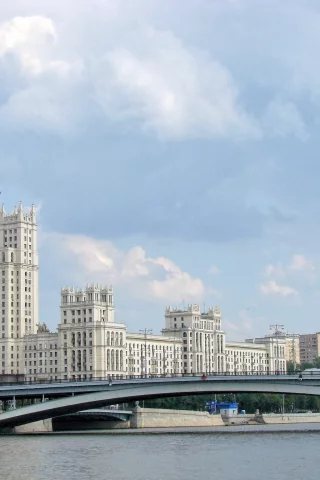 высотка, на набережной