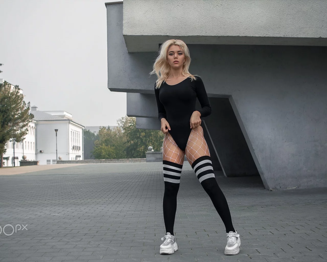 девушка, блондинка, чулки, симпатичная, кроссовки