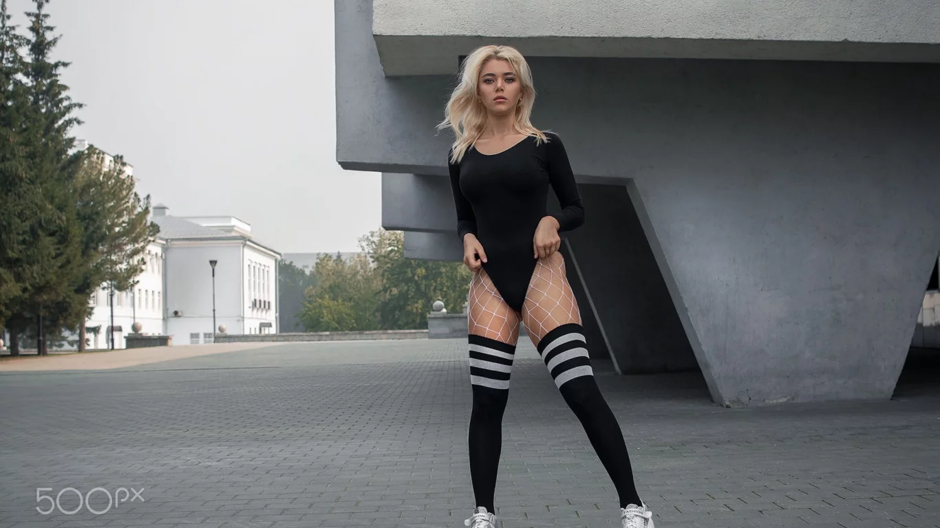 девушка, блондинка, чулки, симпатичная, кроссовки
