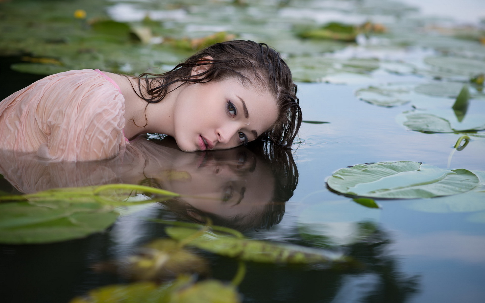 Девка вытянулась в водичке