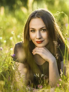 девушка, красивая, лежит в траве, взгляд, макияж