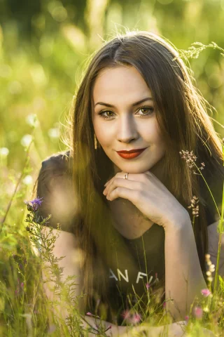 девушка, красивая, лежит в траве, взгляд, макияж