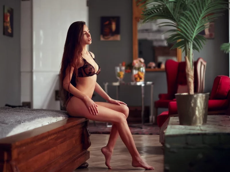 девушка, красивая, сидит на кровати, в белье