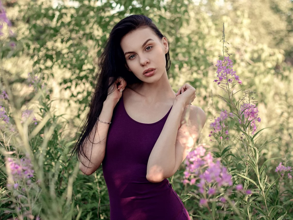 брюнетка, взгляд, красивая девушка, на природе