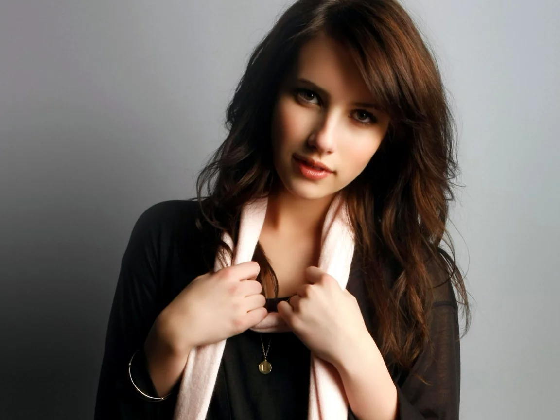 брюнетка, emma roberts