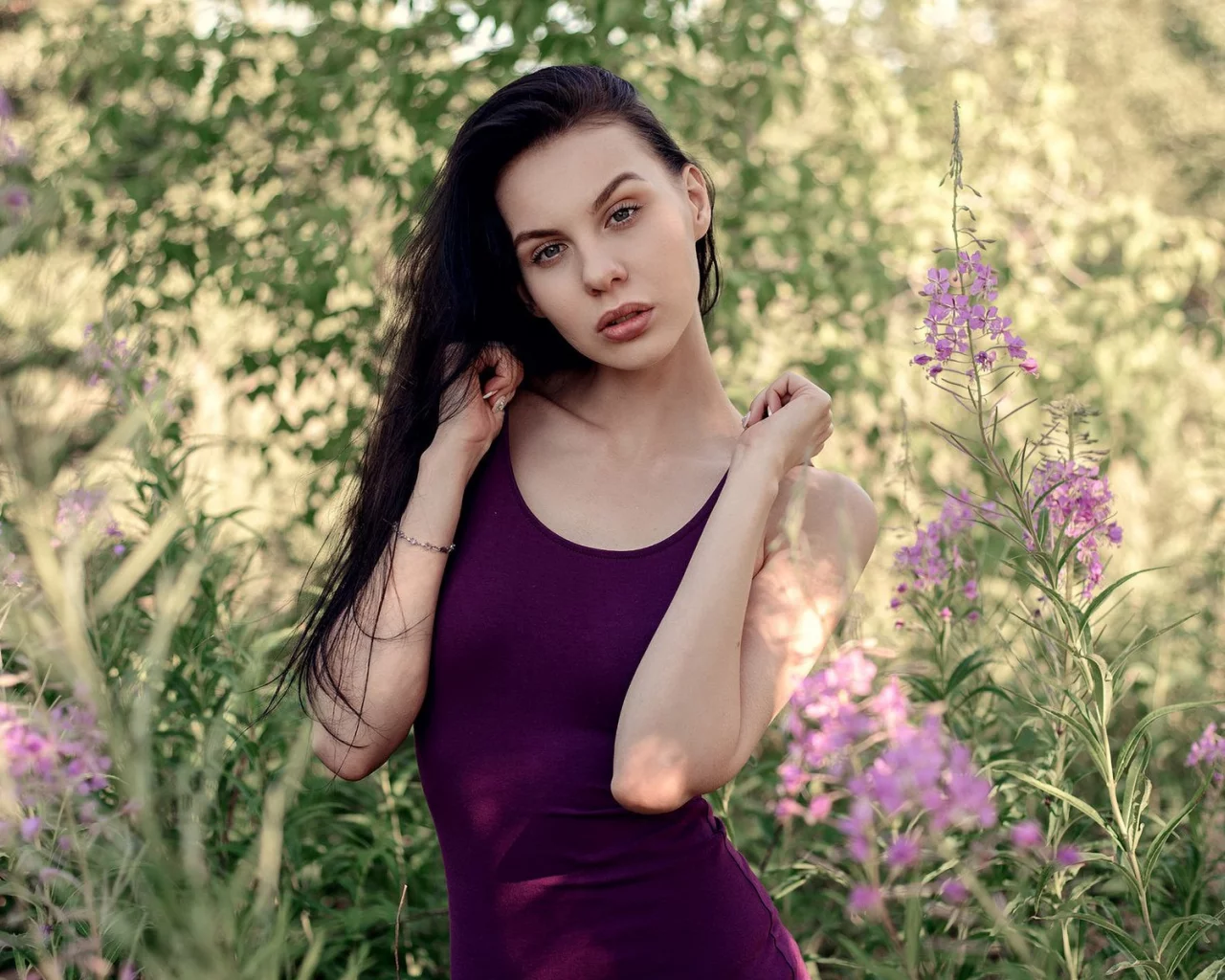 брюнетка, взгляд, красивая девушка, на природе