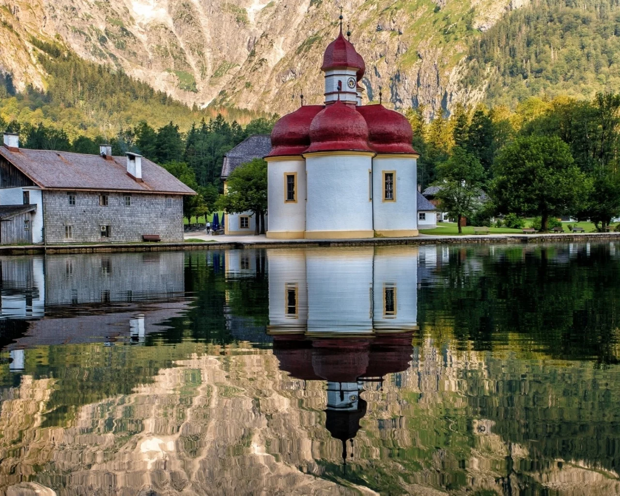 город, озеро, горы