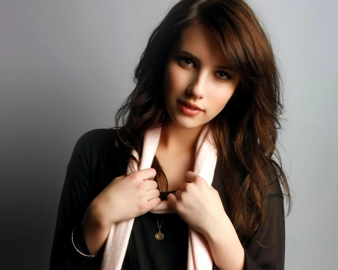 брюнетка, emma roberts