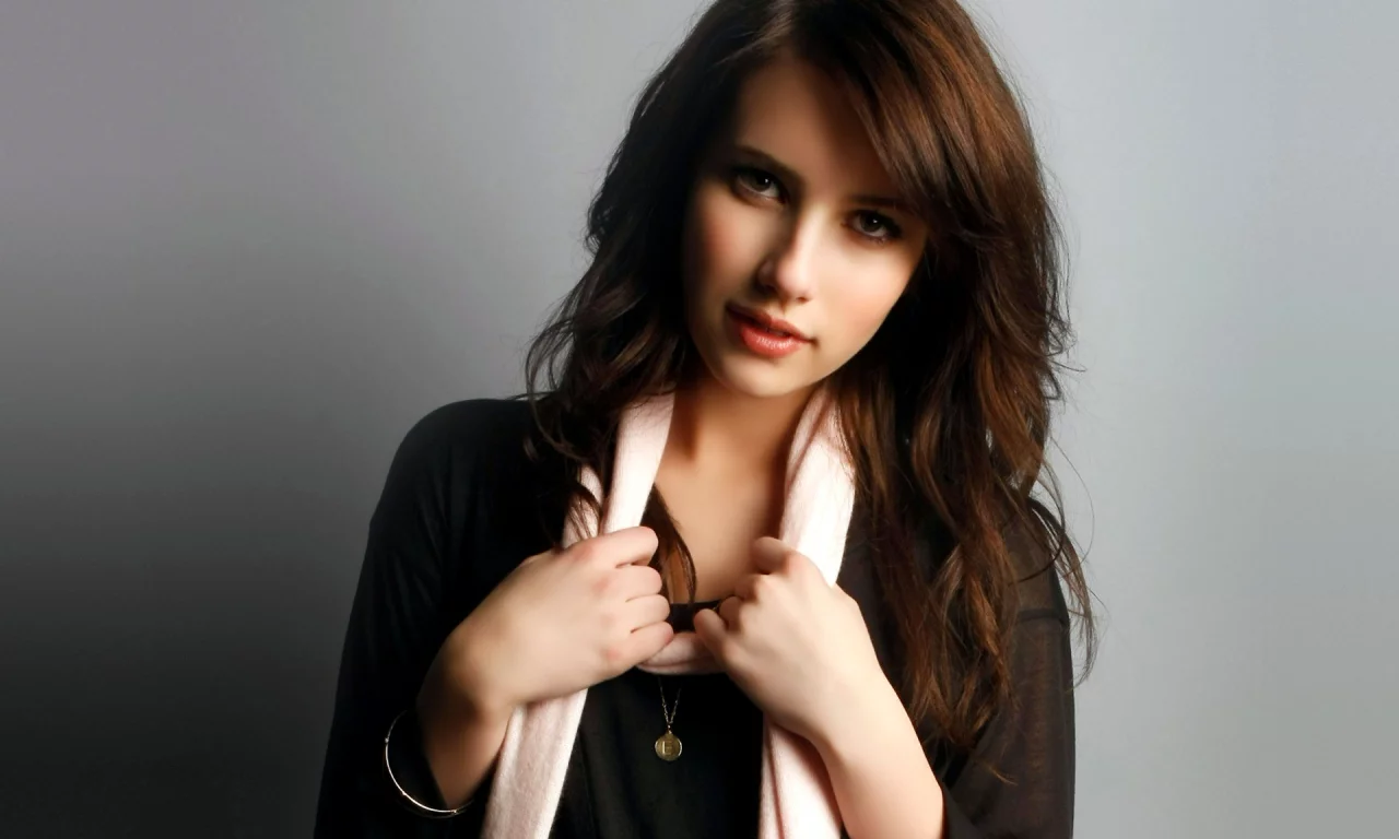 брюнетка, emma roberts