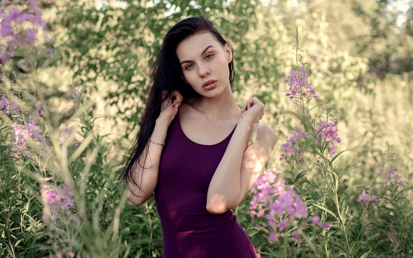брюнетка, взгляд, красивая девушка, на природе