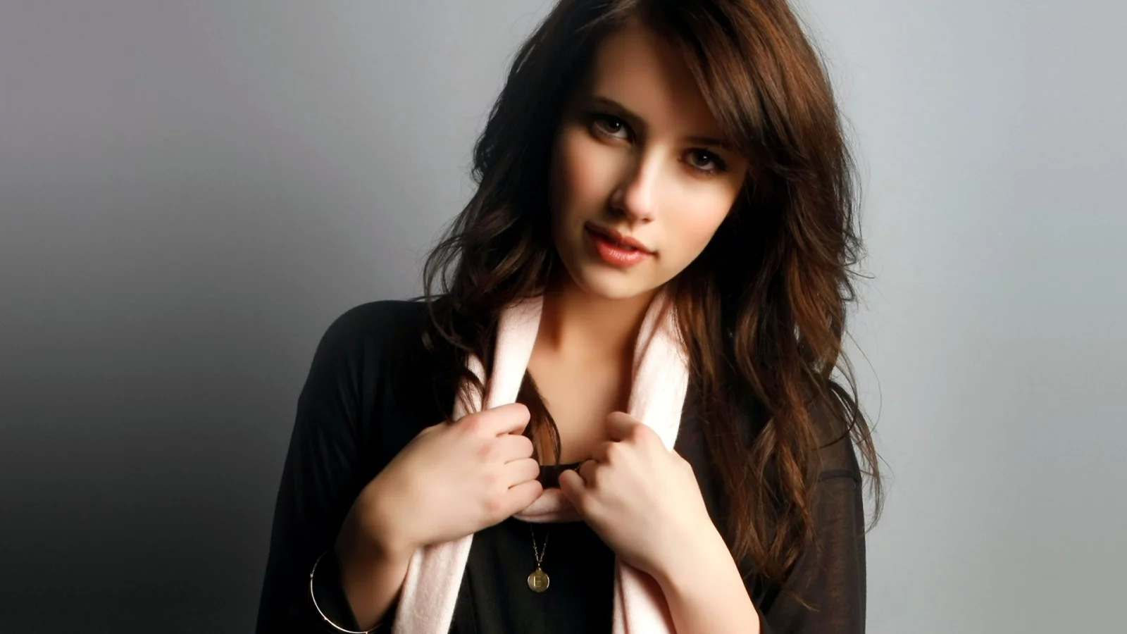 брюнетка, emma roberts