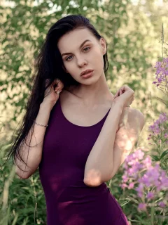 брюнетка, взгляд, красивая девушка, на природе