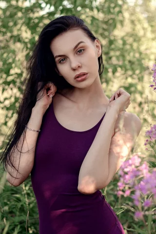 брюнетка, взгляд, красивая девушка, на природе