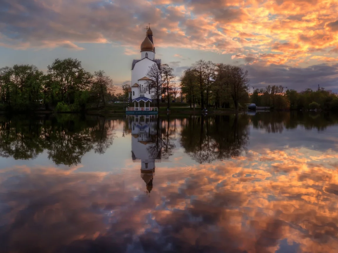 озеро, деревья, храм